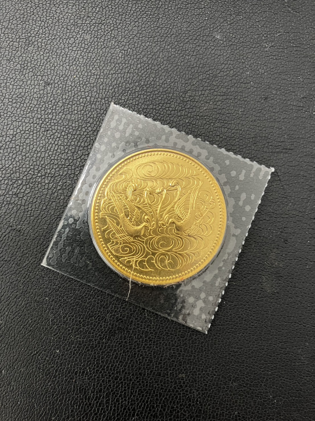 「迷っているあなたへ。金相場を見極め、記念の10万円金貨を最大限に評価します。」